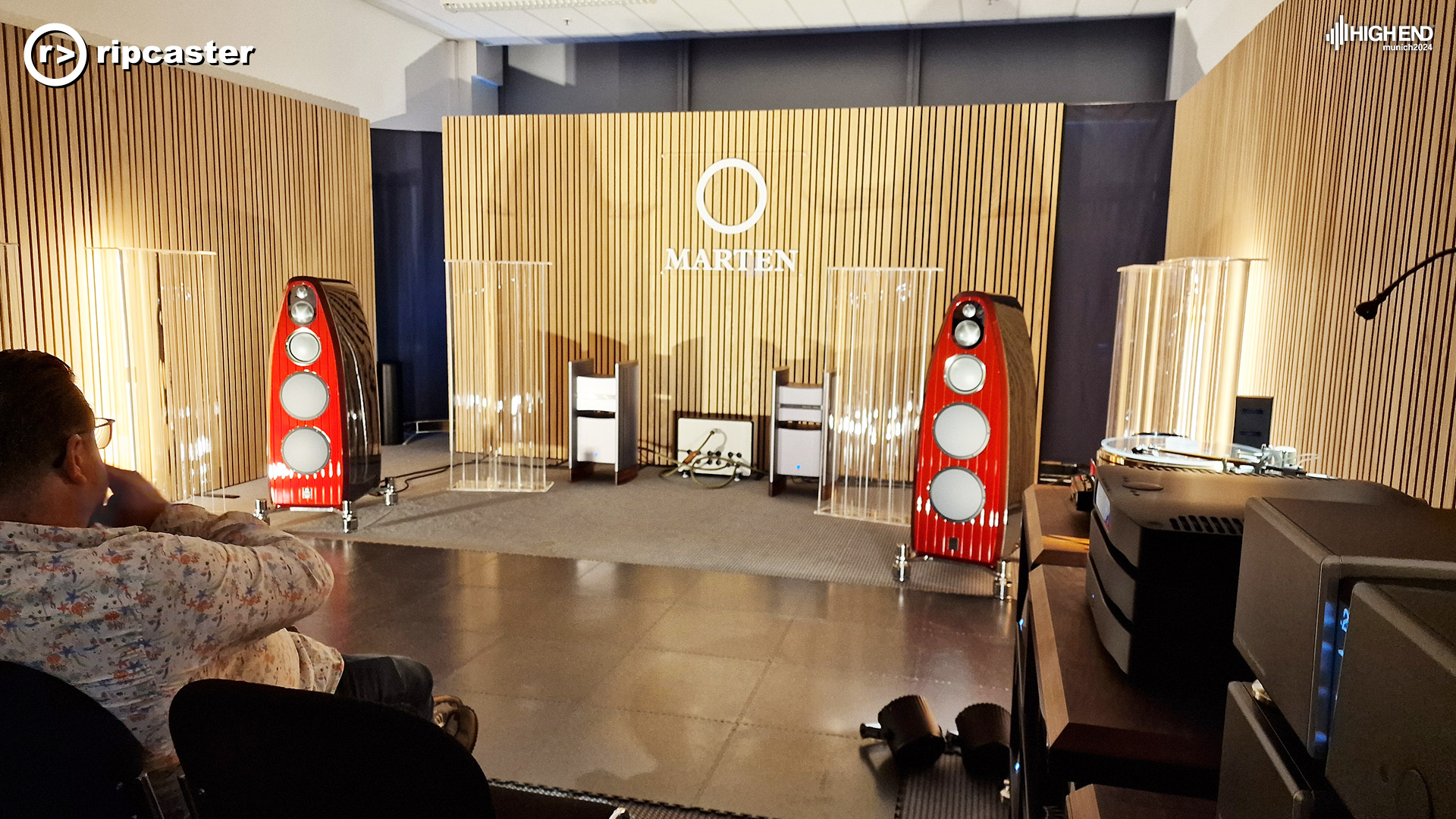 A pair of red speakers either side of some other HiFi equipment