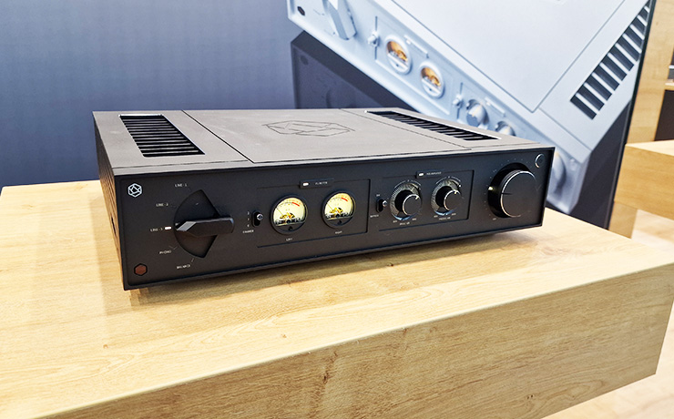 The HiFi Rose RA280 in black at the Munich HiFi Show.  It has dials, and a click turn switch and two needle meters