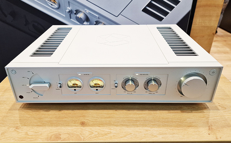 The HiFi Rose RA280 in silver at the Munich HiFi Show.  It has dials, and a click turn switch and two needle meters