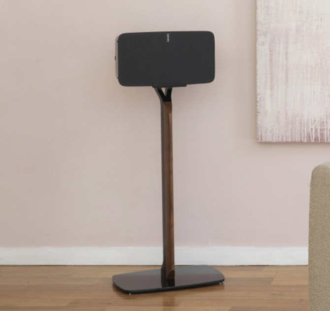 Flexson Premium Floor Stand Five x1 in black with a Sonos Play:5 horizontally aligned in a living room standing on a wooden floor in front of a light brown wall.