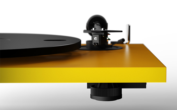 the right side of the turntable showing the cartridge.