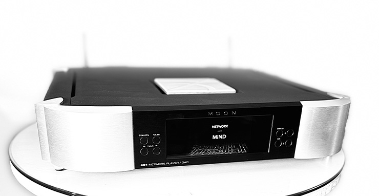 The MOON 681 pictured in black and white.  The display screen reads "network" and "MiND"