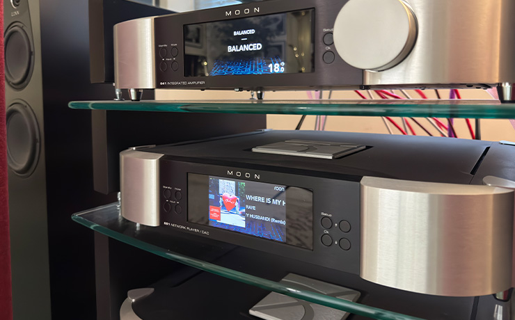 The ripcaster MOON 681 playing Raye 'Where is my Husband'.  There's a 641 on the shelf above it.  Both are black and silver