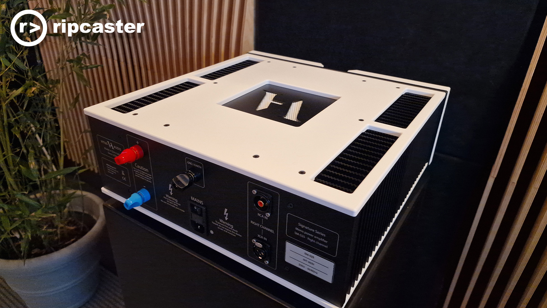 A white and black HiFi unit