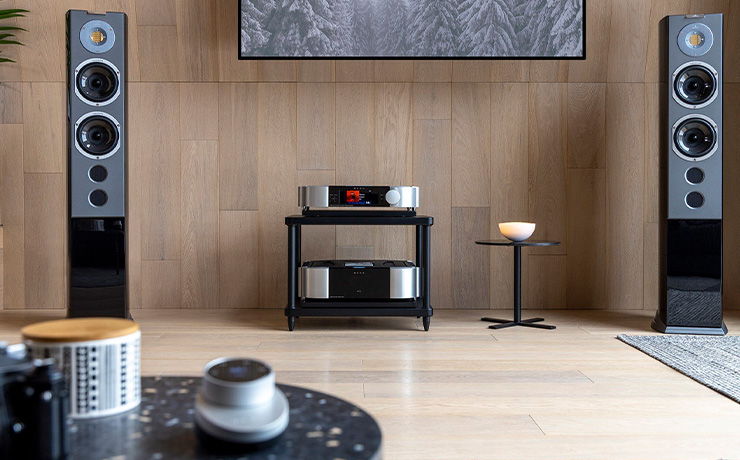 The MOON 861 power amplifier on a HiFi shelf with Audiovector speakers either side