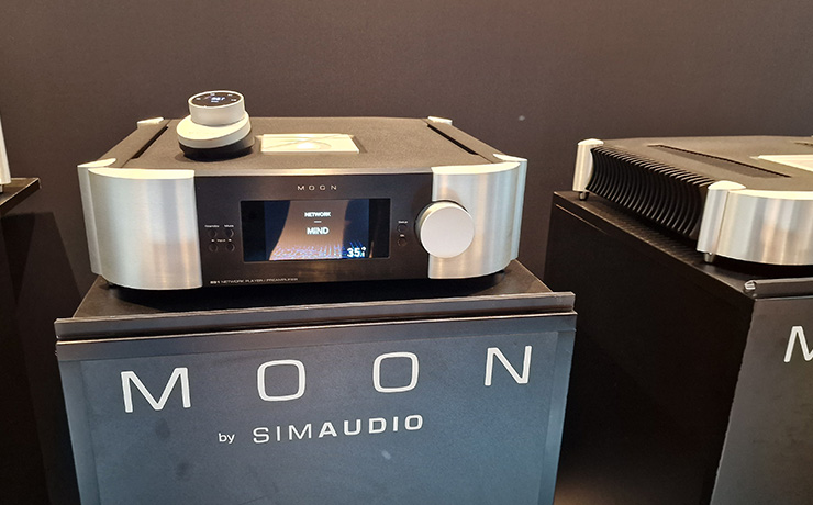 MOON 891 preamplifier and network player 