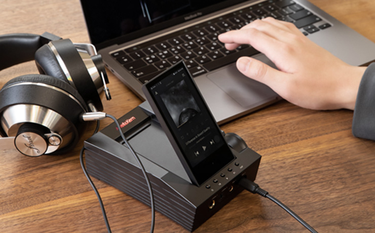 The Astell & Kern ACRO CA1000T beside a laptop and some headphones