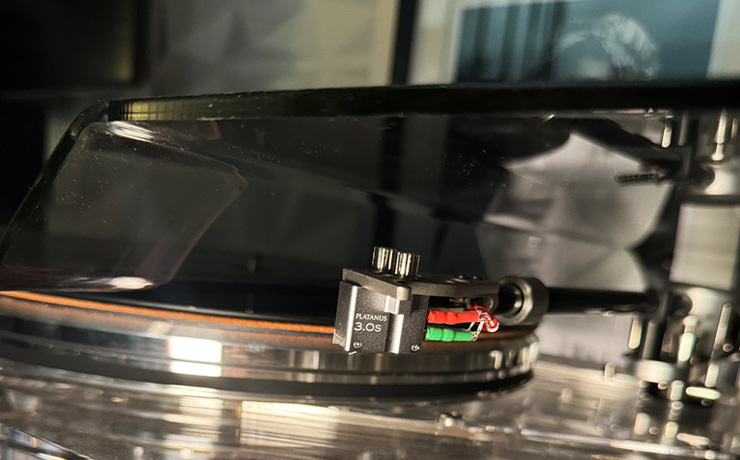 The Platanus 3.0s Cartridge on the ripcaster Vertere turntable.  The turntable has a perspex cover over the top of it.