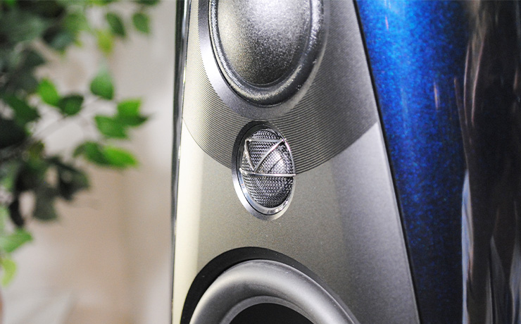The ripcaster Linn 360 speaker in the Heritage finish.  close-up of the front.  The blue looks bright in this lighting