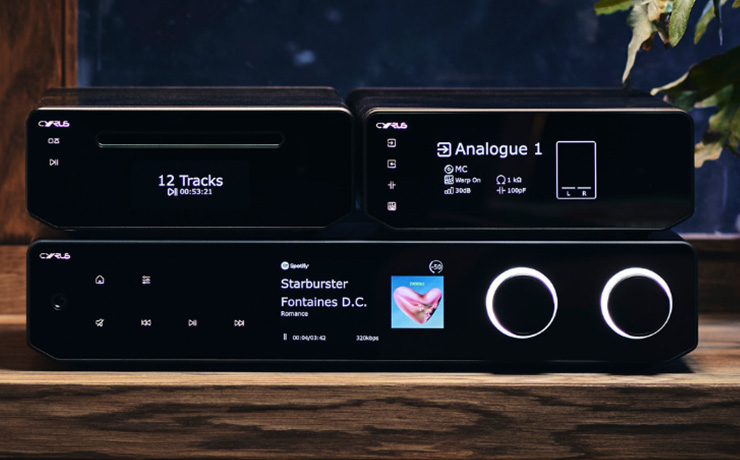 The 40 PPA Phono Stage on top of the Cyrus streamer