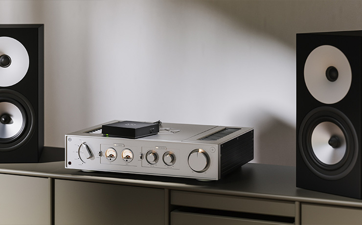 The RW800 on top of a RA280 and on a unit between two speakers