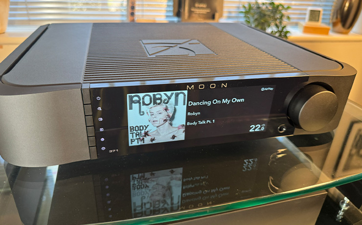 The MOON 371 in black on a glass shelf.  The front screen is showing that 'Dancing on my Own' by Robyn is playing