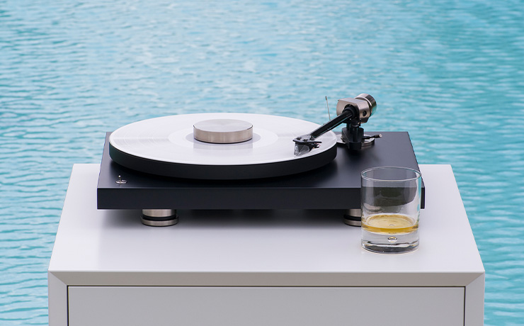 Project Pick-IT PRO playing a record on a turntable in front of a swimming pool