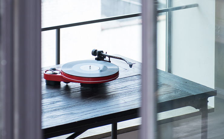 Project RPM 3 Carbon Turntable in red on a table
