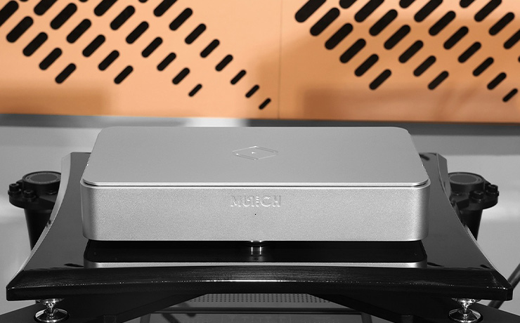 Silent Angel Munich MU Music Player in silver on a black platform