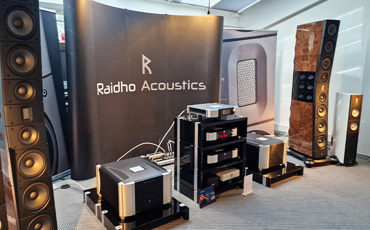The Raidho TD6 speakers at the HiFi munich show with various pieces of MOON equipment between them.