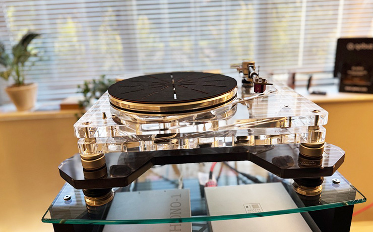 The Vertere ISO shelf in black with a Vertere turntable on top.  They are both on top of a HiFi Unit with glass shelves in the ripcaster showroom.