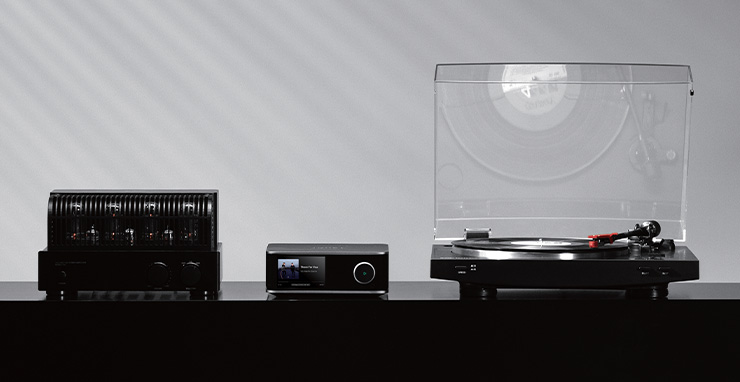 The WiiM Ultra streamer betwen a turntable and a tube amplifier.