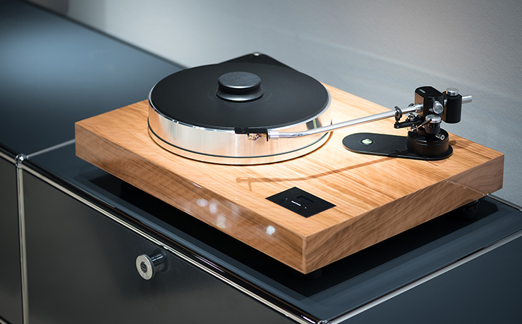 Project Xtension 12 turntable on top of a low unit