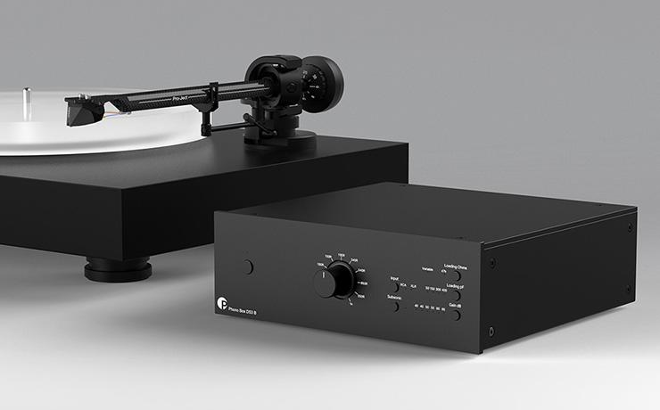 Project Phono Box DS3 B on a table beside a turntable