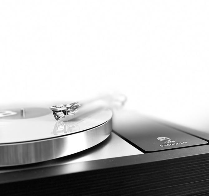 Linn Sondek LP12-50 Turntable black and white view of the cartridge on a record