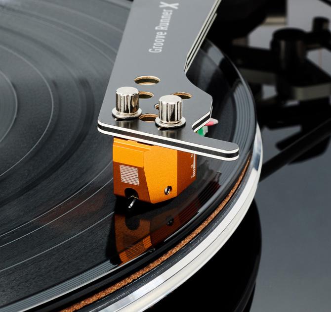 Vertere DG-X Turntable close-up view of the Sabre cartridge
