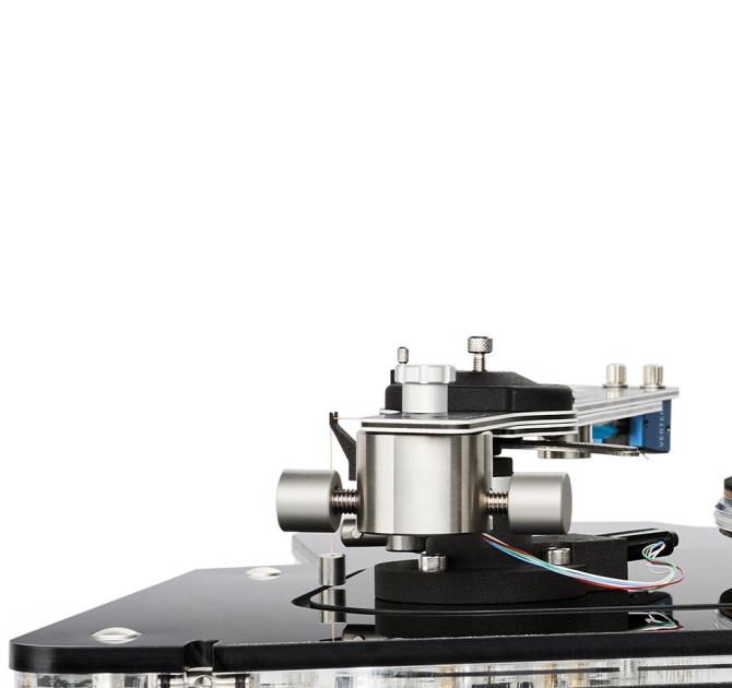 Vertere DG-X Turntable in black - close-up view