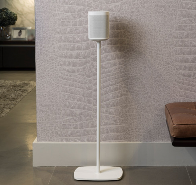 Flexson Floor Stand One/Play1 EU x1 in white with a white Sonos One against a wall at the corner of a room.