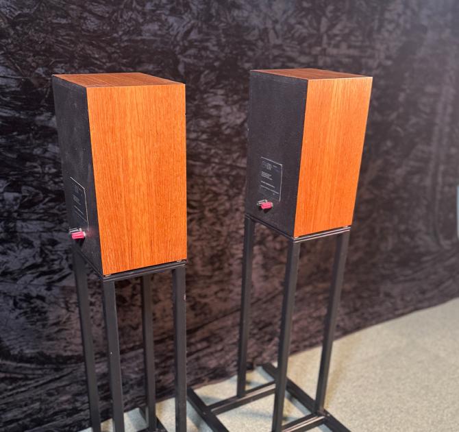 Linn Kan Speakers and Stands
