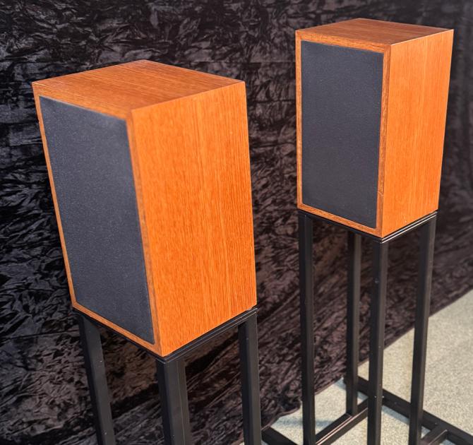Linn Kan Speakers and Stands