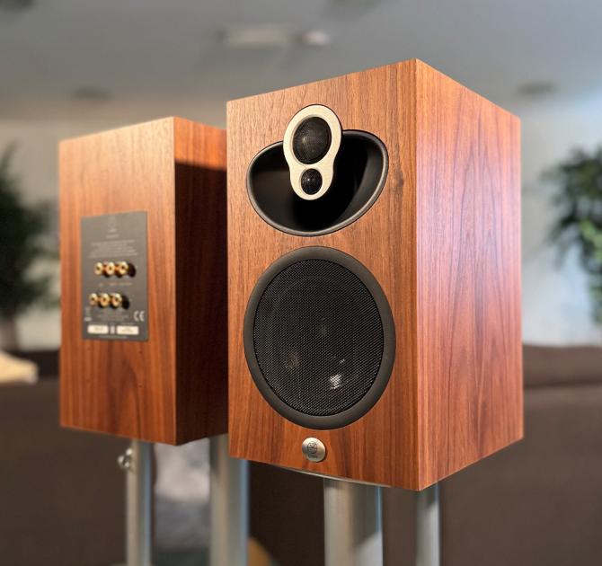 Linn Majik 109 Loudspeakers - in Walnut 