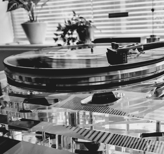 Vertere MG-1 MKII Magic Groove Turntable in black & white at the ripcaster showroom