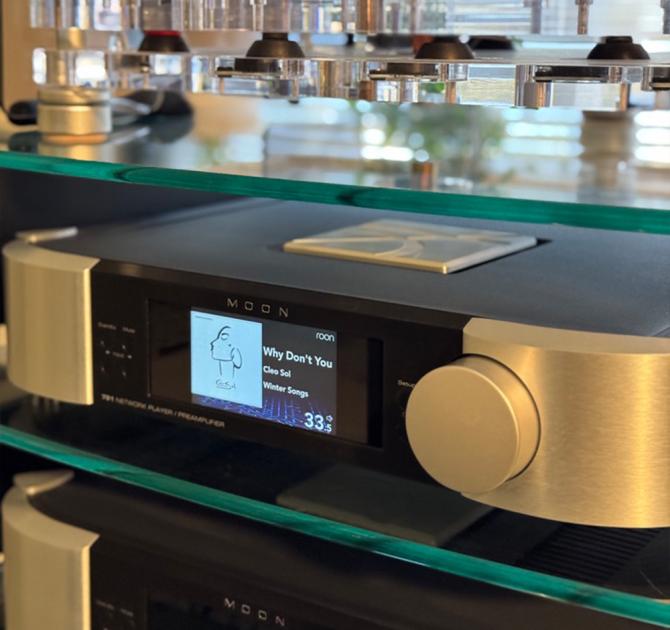 MOON 791 Network Player/Preamplifier showing the display window with an image of a Cleo Sol album
