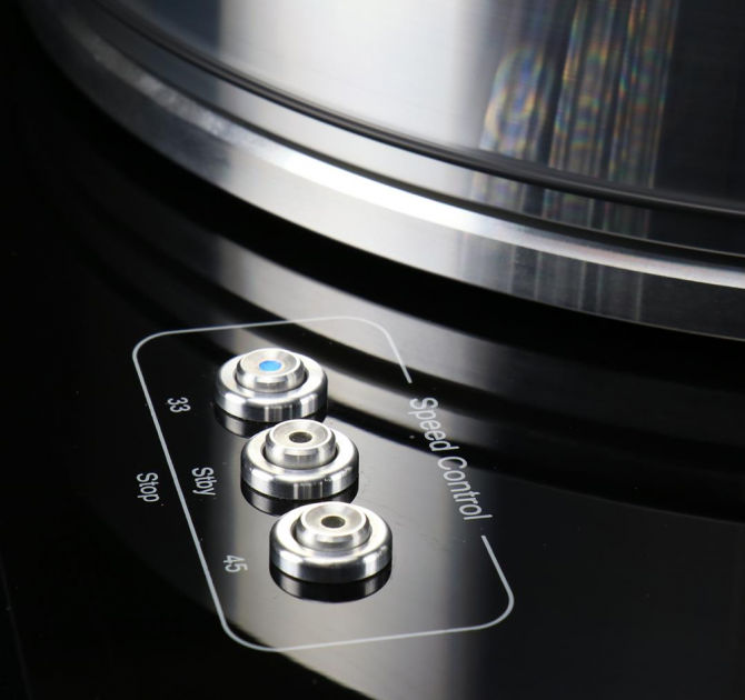 Project Signature 10 (no cartridge) - Turntable close-up of the speed control buttons "33", "standby/stop" and "45".