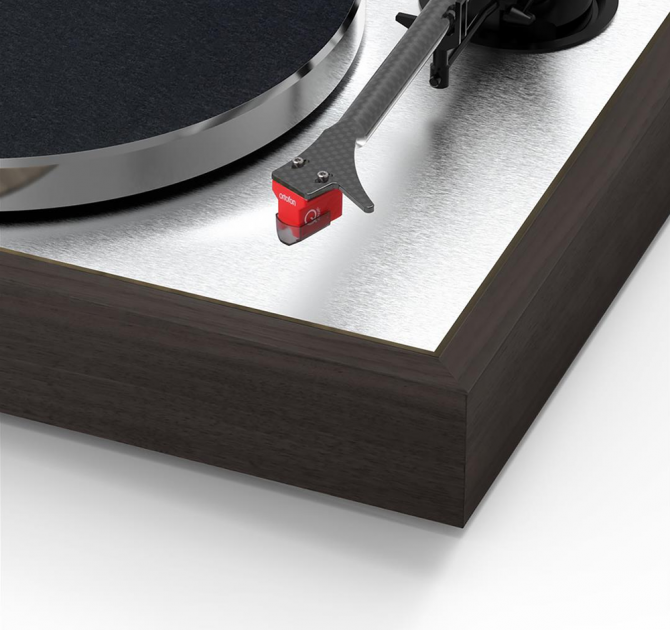 Project The Classic Evo with Quintet Red Cartridge - Turntable corner close-up of the eucalyptus one.