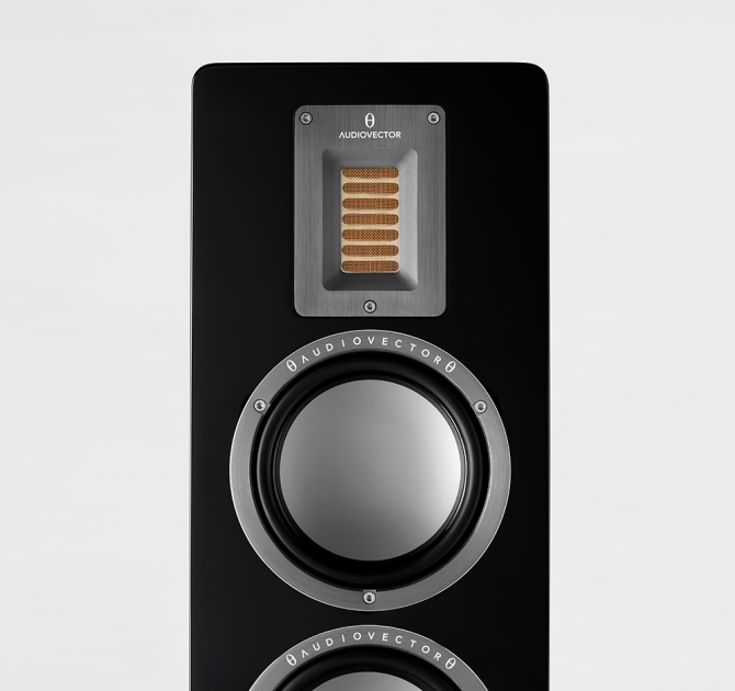 Audiovector QR5 in black - close-up