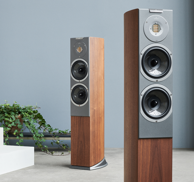 Audiovector R3 Arreté pair, one in front of the other