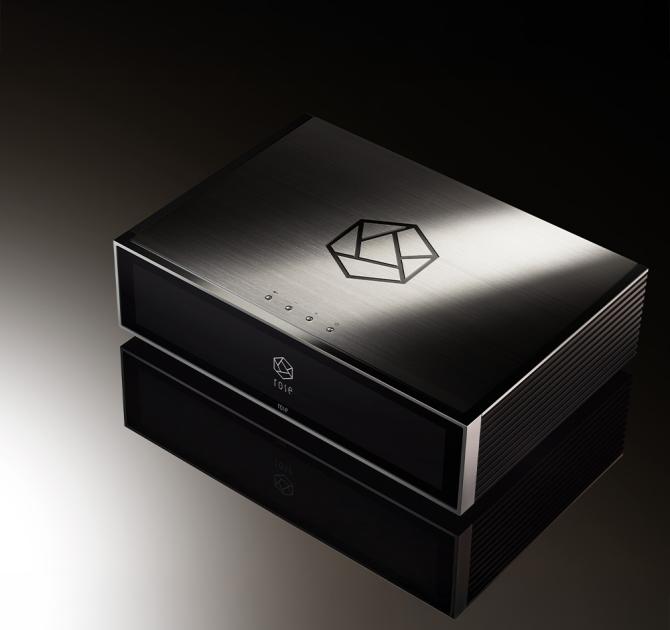 HiFi Rose RS151 Streamer/DAC with a shaft of light across the top