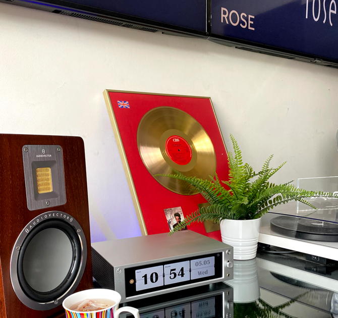 Rose RS-201E Streamer, DAC and amplifier with the time display and an Audiovector speaker