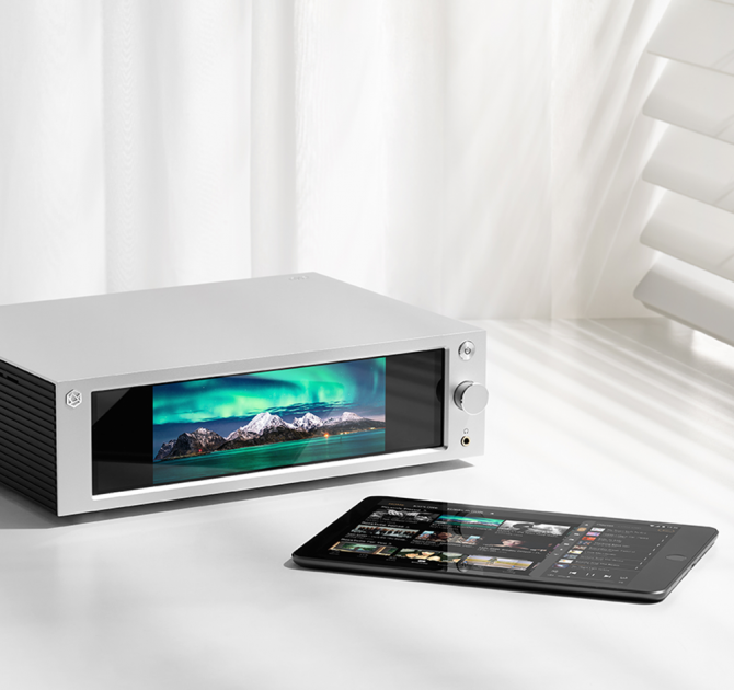HiFi Rose RS250 Streamer, DAC and pre-amplifier with iPad