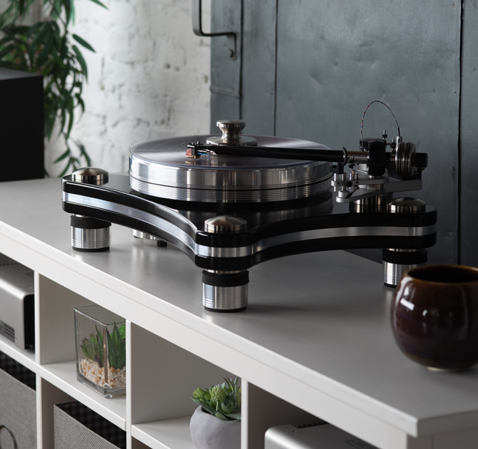 VPI Signature 21 Turntable on top of some shelves
