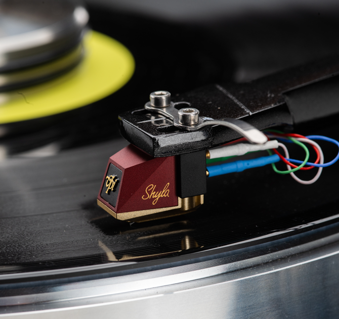 VPI Signature 21 Turntable.  close-up of the cartridge on a record.