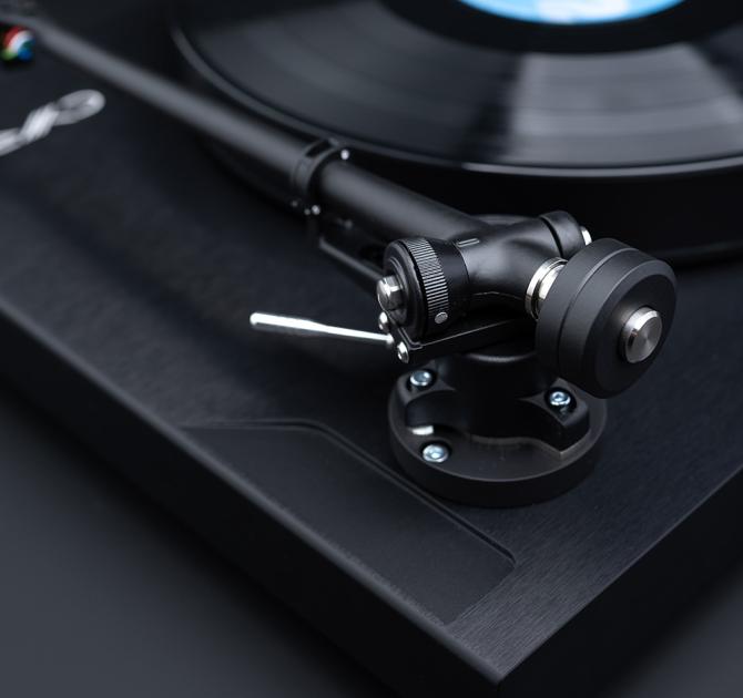 Cyrus TTP Turntable close-up of the tonearm