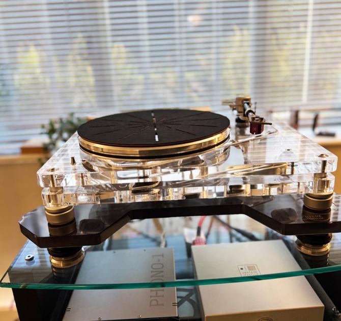 The Vertere ISO Shelf in black with a Vertere turntable on top of it