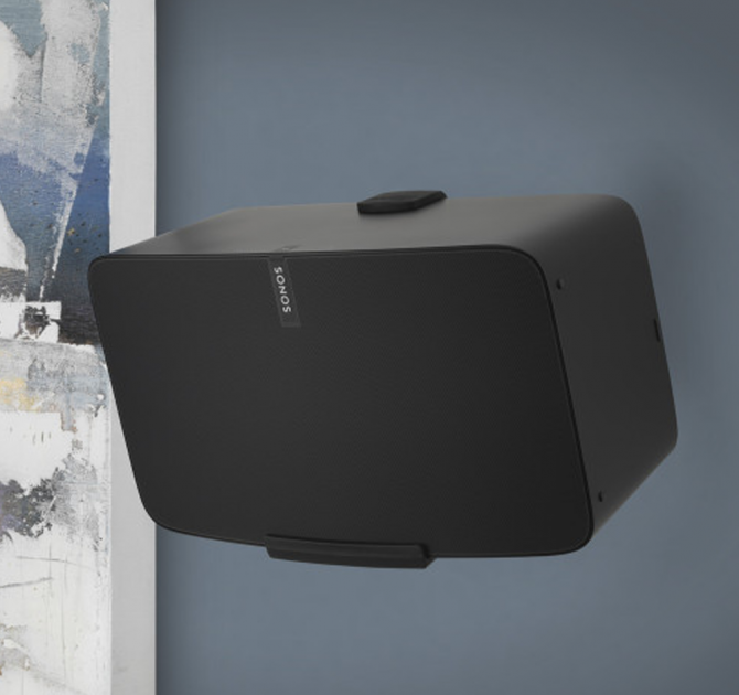 Flexson Wall Mount Play5 x1 in black with a black Sonos Play:5 mounted on a dark blue wall. 