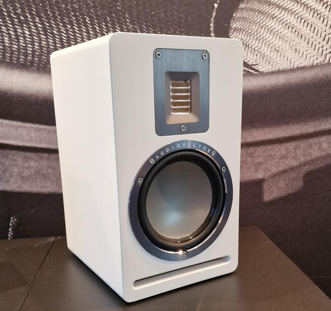 Audiovector QR1 in white on a table