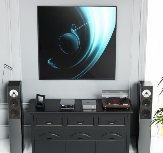 WiiM Vibelink Amp with floorstanding speakers either side