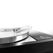 Linn Sondek LP12-50 Turntable black and white view of the cartridge on a record