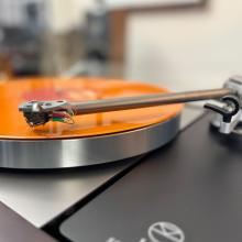 Linn Sondek LP12-50 Turntable side view of the tonearm