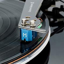 Vertere DG-X Turntable in black - close-up view of the Mystic cartridge on the tonearm